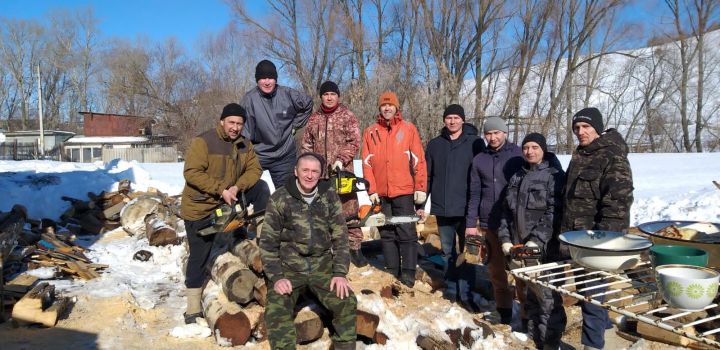 Жители Большого Кукмора помогли заготовить дрова матери участника СВО