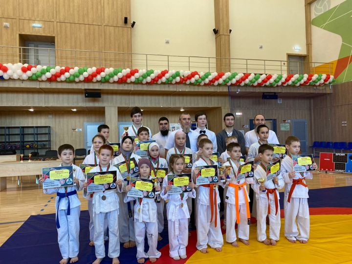 В открытом первенстве Кукморского района по каратэ киокусинкай соревновались 160 спортсменов