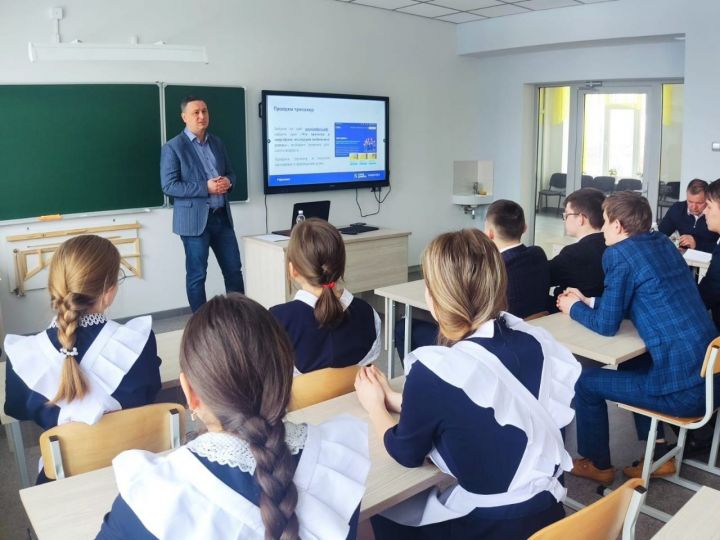 Нырьинские школьники на «Уроке цифры» узнали о видах киберугроз для мобильных устройств