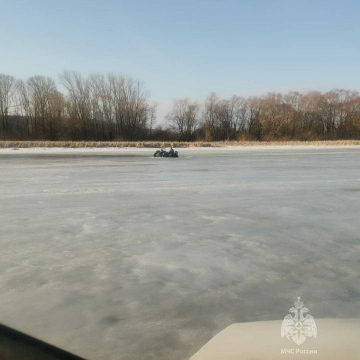 В Татарстане спасли трех человек, провалившихся под лед Волги на самодельном трицикле