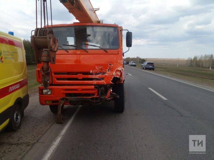 В Татарстане в столкновении легковушки с КамАЗом погибли две женщины