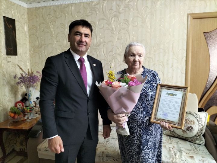 Сергей Димитриев поздравил жительницу Кукмора Наталью Давлятшину с 90-летием