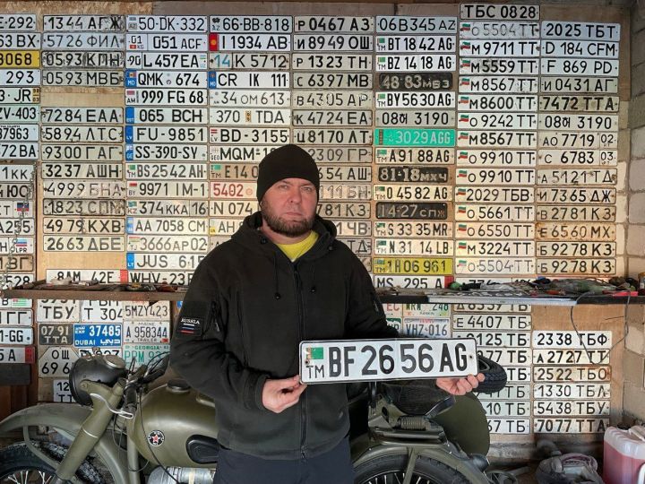 Житель деревни Большой Кукмор Татарстана собирает автомобильные номера
