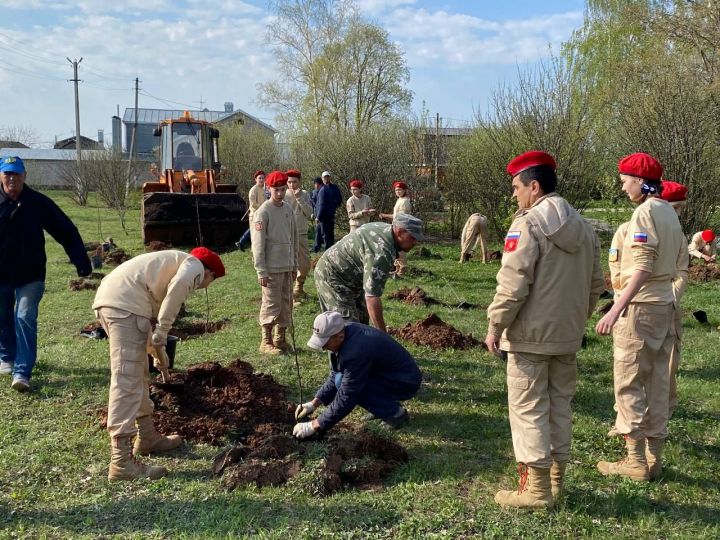 Кукмаралылар “Хәтер бакчасы” акциясе кысаларында агачлар утыртты