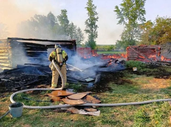 В Кукморском районе пожар уничтожил сарай