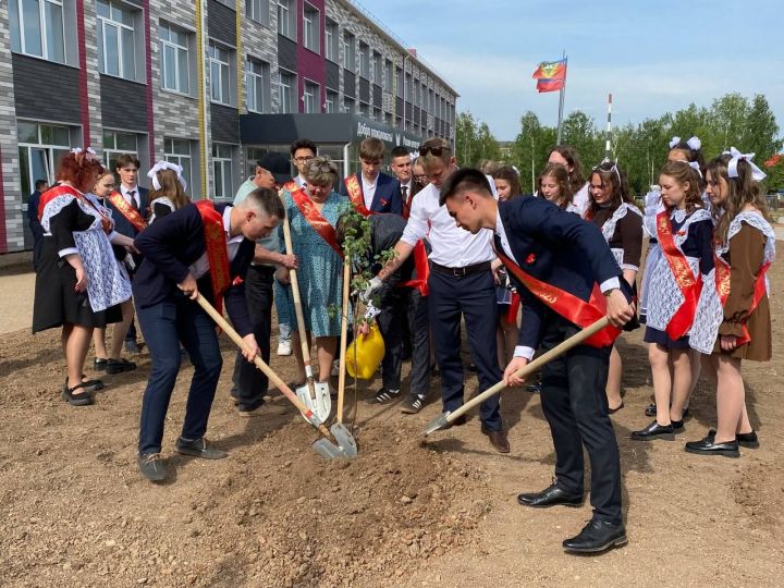 В день последнего звонка старшеклассники Кукморской школы №3 посадили яблони в память о своем выпуске