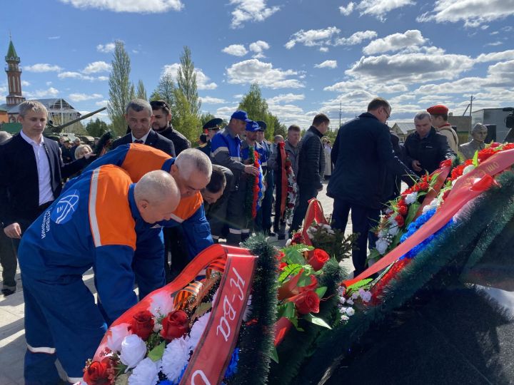 В кукморском Парке Памяти возложили цветы и венки к Вечному огню