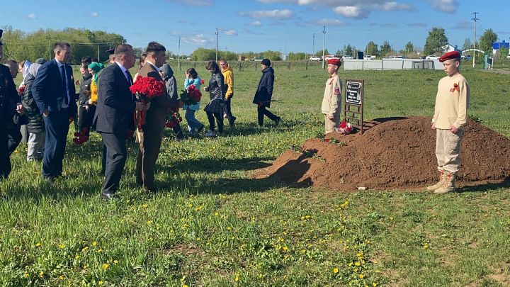 В Кукморе состоялось возложение цветов к могилам погибших в СВО