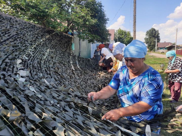 Жители Кукморского района Татарстана спасают жизни бойцов СВО плетением масксетей