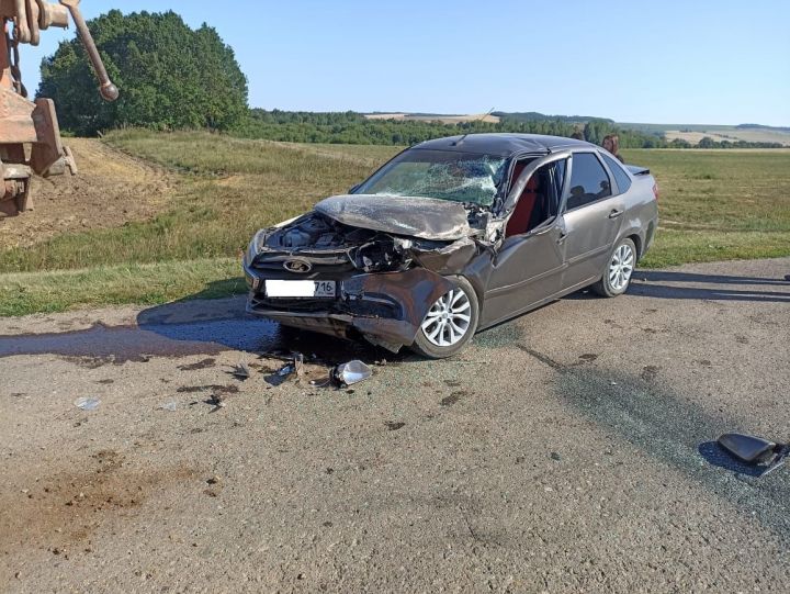 В Кукморском районе Татарстана водитель легковушки врезался в КамАЗ, есть пострадавшие