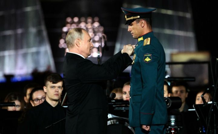 Владимир Путин лично вручил звезду Героя России военнослужащему из Татарстана Расиму Баксикову