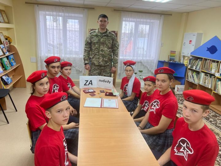 Зур Сәрдек авыл китапханәсендә махсус хәрби операциядә катнашучы белән очрашу оештырылды