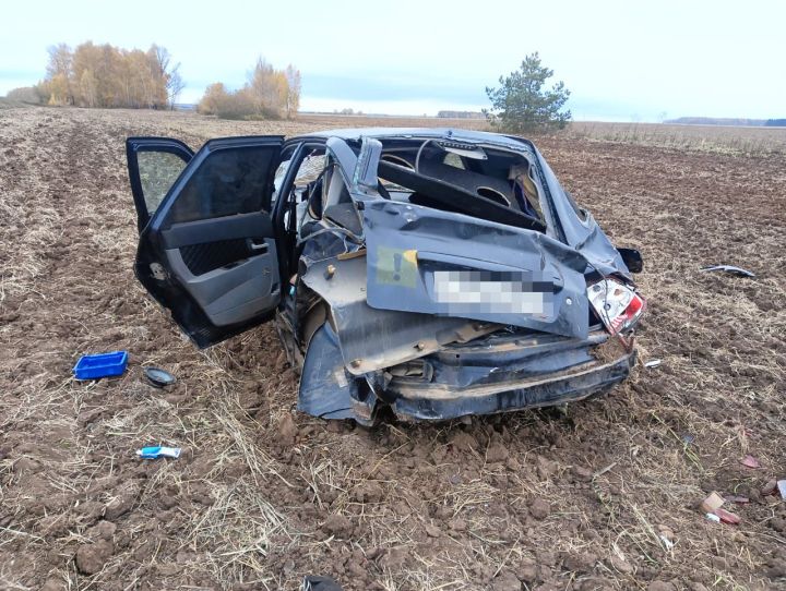Кукмара районында җиңел машина юл читенә чыгып очкан