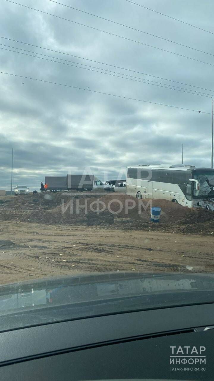 На трассе в Татарстане столкнулись два автобуса, двое человек погибли и девять пострадали