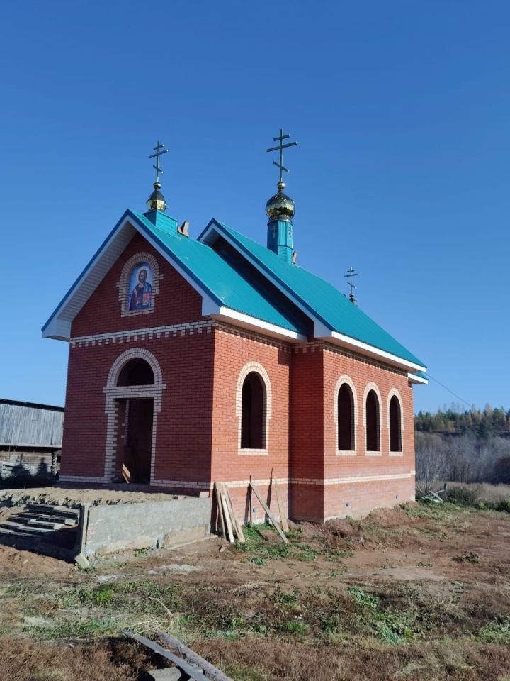 В деревне Красные Горы Кукморского района установили купола с крестами над строящимся храмом