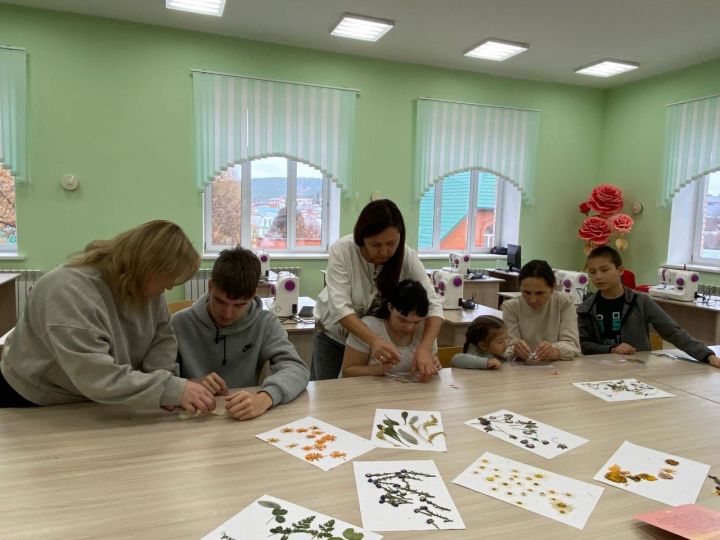 Кипкән чәчәкләргә икенче гомер: «Галактика»да физик мөмкинлекләре чикле балалар өчен мастер-класс үткәрелде