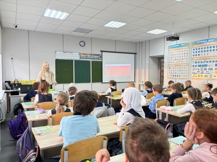 В Кукморской средней школе №3 для учащихся провели викторину в честь Дня флага Республики Татарстан