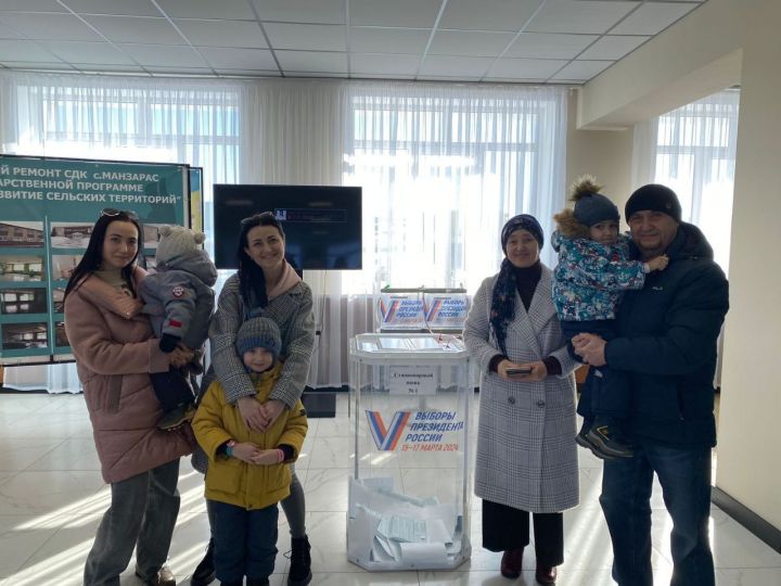 Жители Кукморского района приходят на выборы семьями