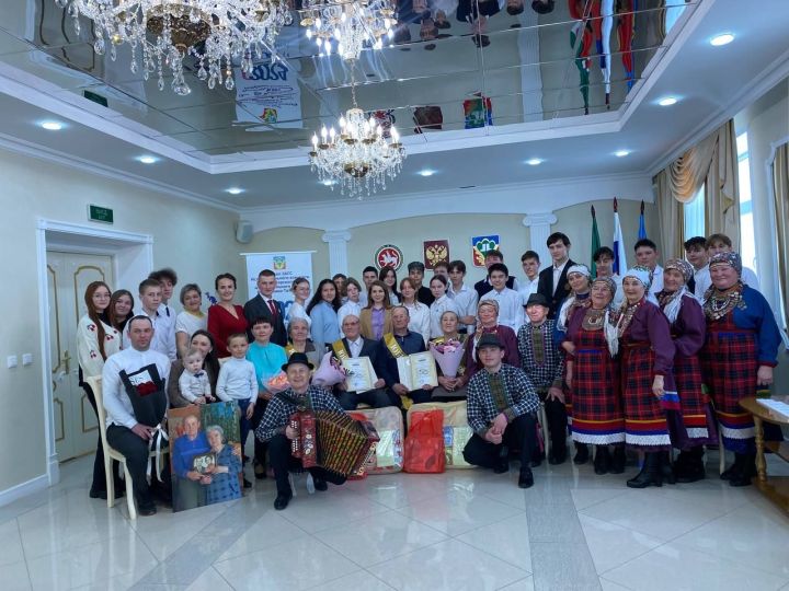 Кукмараның никахлашу сараенда  Алтын туйларын билгеләп үтүче парларны  хөрмәтләделәр