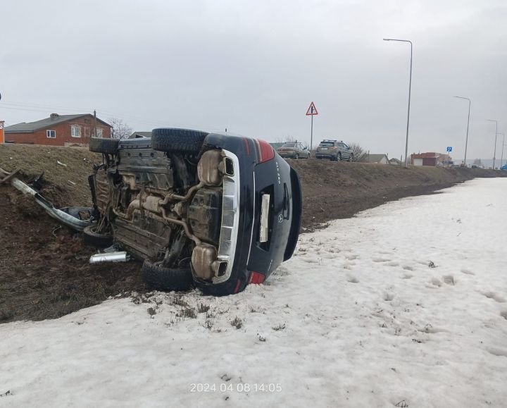 Кукмарада чит ил машинасы бәрелешмәс өчен юл читенә төшкән