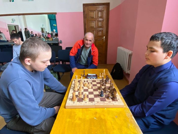 В школе села Большой Кукмор прошел шахматный турнир памяти  почетного гражданина Кукморского района Мияссара Мансурова