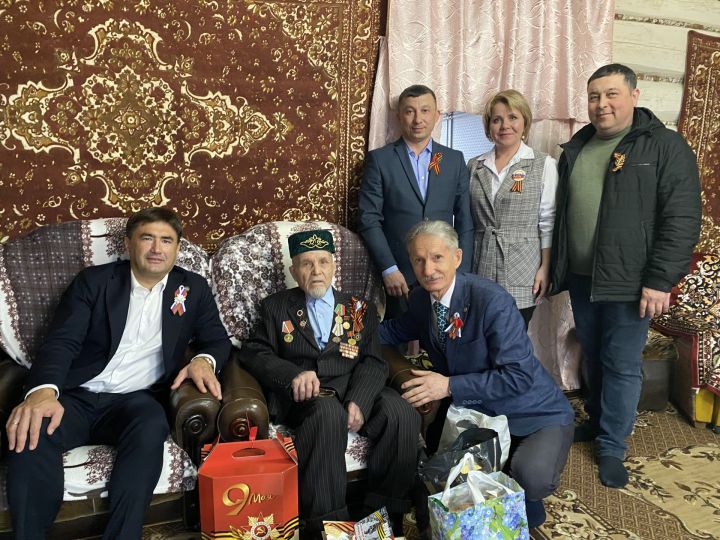 Кукмара районы башлыгы Сергей Димитриев сугыш ветеранын бәйрәм белән котлады