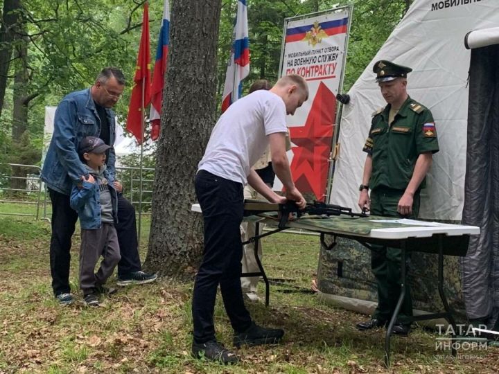 На Сабантуе в Казани открыли мобильный пункт отбора на службу по контракту
