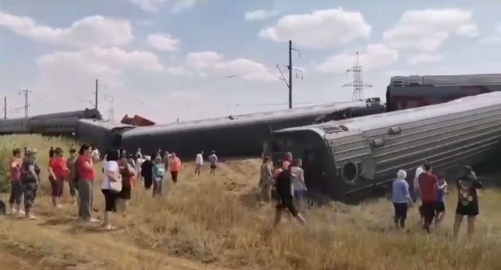 Пассажирский поезд Казань-Адлер сошел с рельсов в Волгоградской области