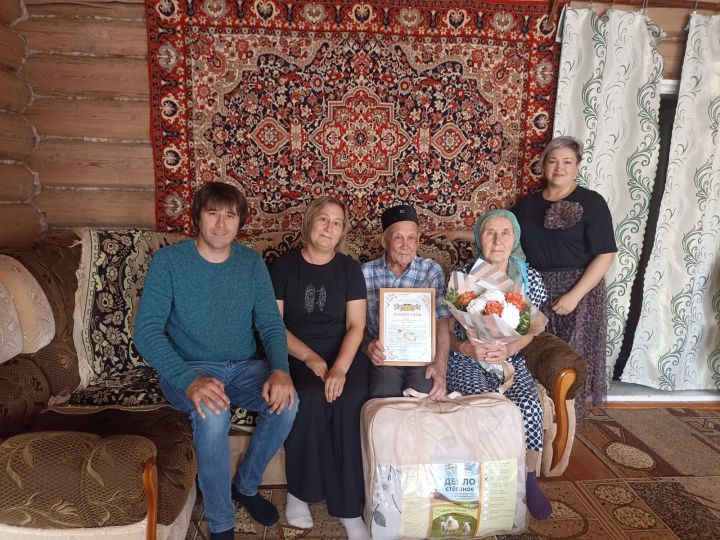 Супруги Дания и Фарит Юзмухаметовыиз Кукморского района отметили золотую свадьбу