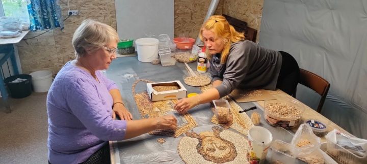 В природе не существуют двух одинаковых камней: Жительница села Лубяны Анна Козырева занимается необычным видом искусства – каменной мозаикой