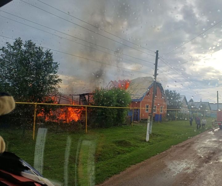 В Кукморском районе огонь уничтожил дом, хозяйственные постройки и автомобиль