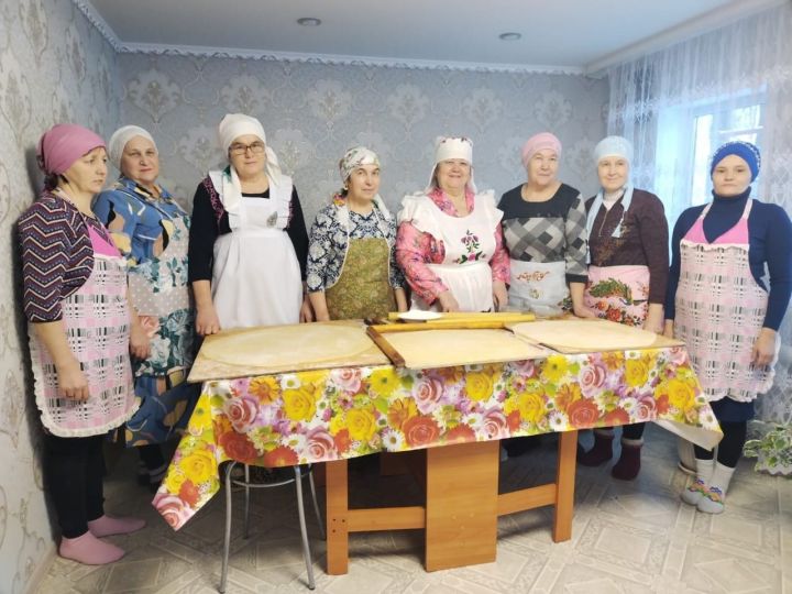 «Ангелы добра»: социальные работники Кукморского центра «Тылсым» активно участвуют в поддержке участников СВО