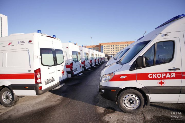 Раис РТ вручил главврачу Кукморской больницы ключи от нового автомобиля скорой помощи