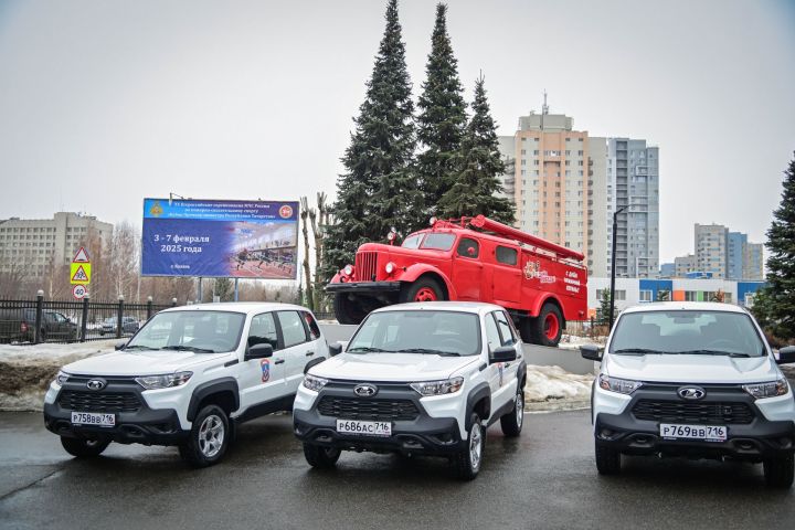 Татарстан Рәисе Кукмара районының янгын сүндерү-коткару часте начальнигына яңа автомобиль ачкычы тапшырды