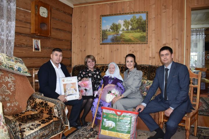 Кукмара районының иң өлкән кешеләренең берсе — 101 яшьлек Фәһимә Зәйнәгыева котлаулар кабул итте