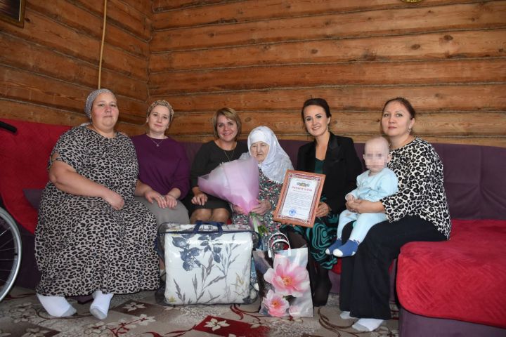 Кукмарада яшәүче Зөһрәбикә апа Мөхәммәтшина 100 яшен тутырды