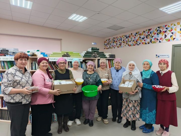 Кукмара китапханәсендә хәрбиләргә үлән чәйләре әзерләделәр