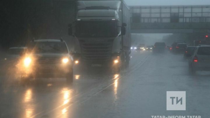 Шәһәрдә еракка яктыртучы фаралар белән йөргән өчен штраф яный