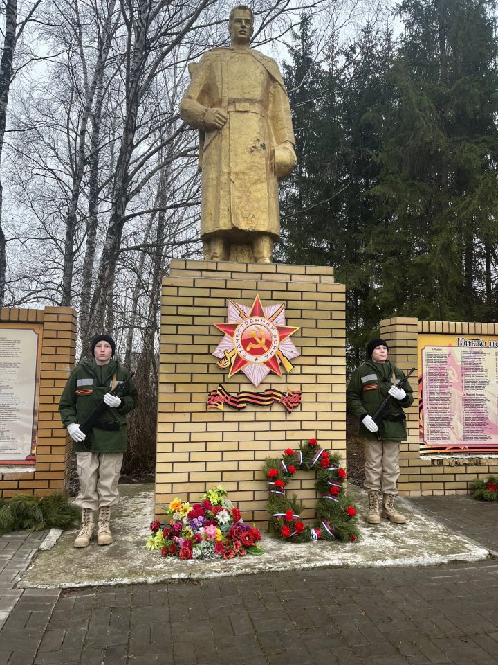 В Нырьинском сельском поселении состоялись торжественный митинг и возложение венков к памятнику Неизвестного солдата