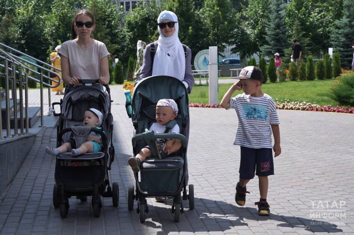 Каков размер ежемесячного пособия по уходу за ребенком до полутора лет? Кто может на него рассчитывать?