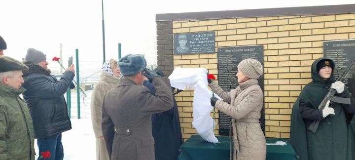 В селе Лельвиж Кукморского открыли мемориальную доску в память о Герое СВО