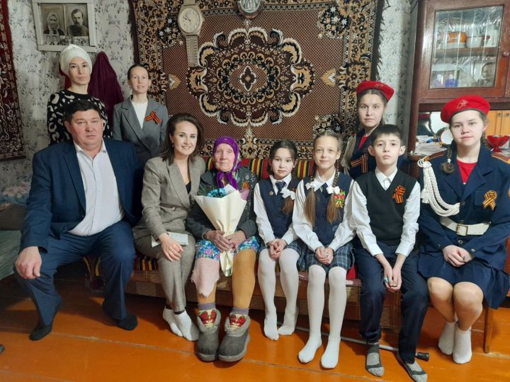 Труженику тыла Зинаиде Нагорновой из Кукморского района вручили медаль в честь 80-летия Великой Победы