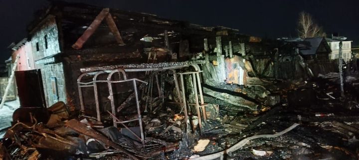 В Кукморе пожар уничтожил четыре сарая