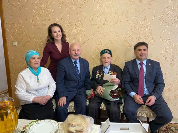 Сергей Димитриев сугыш ветераны  Габделвахит Шәмсетдиновка «Бөек Җиңүнең 80 еллыгы» юбилей медален тапшырды