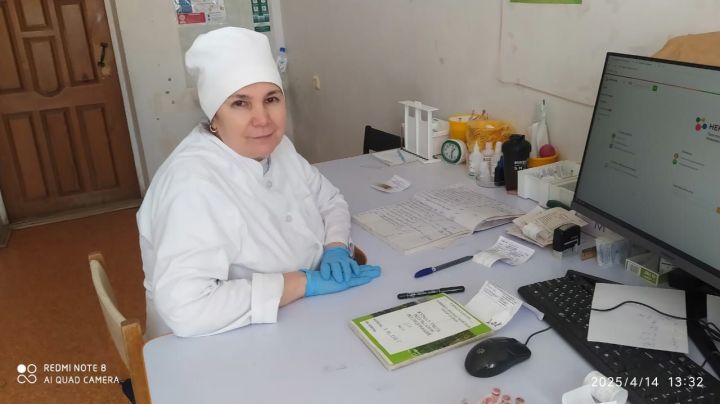 Фельдшер-лаборант клинической лаборатории Центральной районной больницы Лейсан Гаянова: С детства мечтала стать врачом: лечила кукол, делала «уколы» домашним