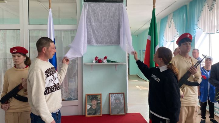 Нырты мәктәбендә махсус хәрби операциядә һәлак булган ике якташыбыз истәлегенә мемориаль такталар ачылды