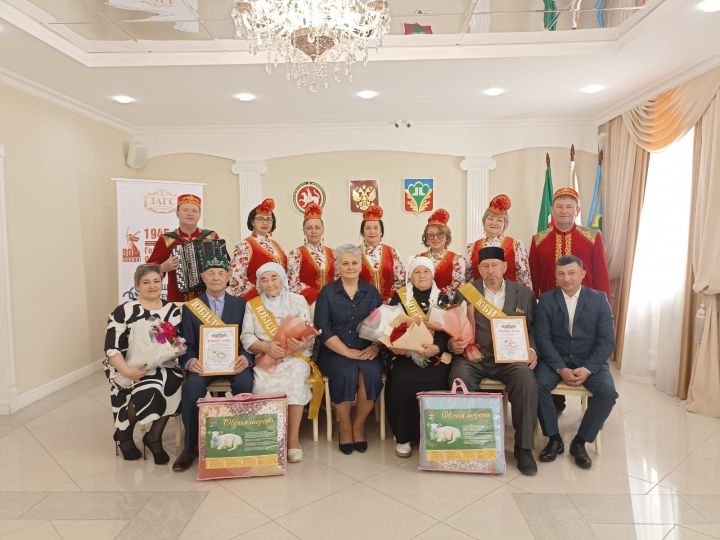 Кукмарада алтын туйларын үткәрүчеләр «Районның мактаулы юбилярлары» китабына кертелде