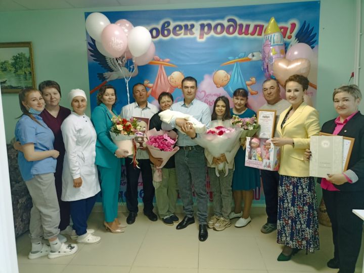 Кукмараның бала тудыру йортында 9 май көнне дөньяга килгән сабыйны өйгә чыгардылар