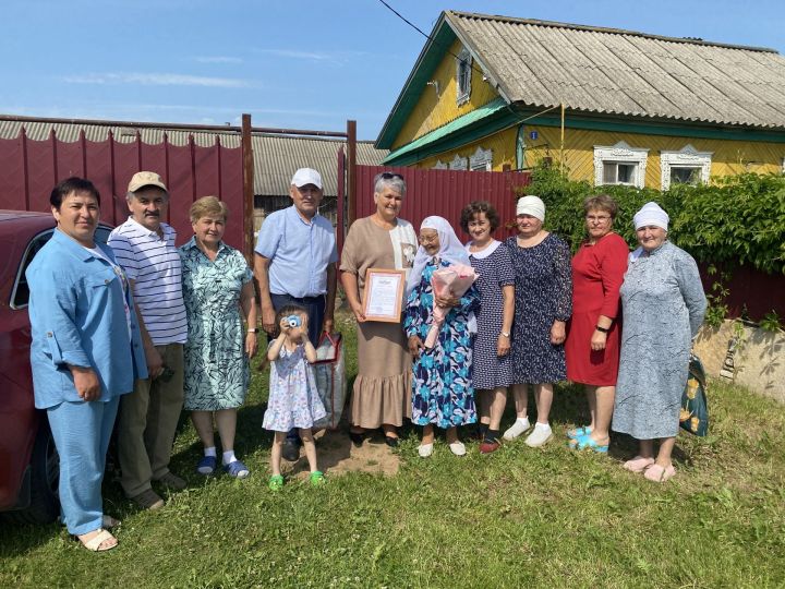 Югары Өскебаш авылыннан Маһибәдәр Мөҗипова 95 яшьлек гомер бәйрәмен билгеләп үтте