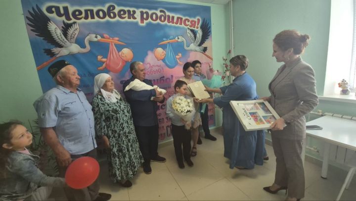 Гаилә, мәхәббәт һәм тугрылык көне алдыннан Кукмара бала тудыру йортында дөньяга килгән сабыйны каршы алу тантанасы узды